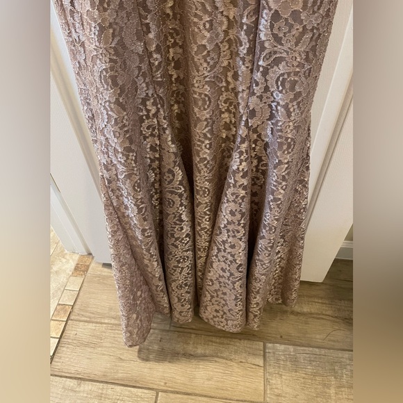 R&M Richard’s Women’s Size 10 Formal Tan/Gold Lace Gown - Picture 10 of 12